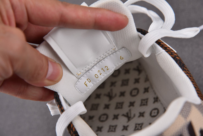 LV SNEAKER LV-000127