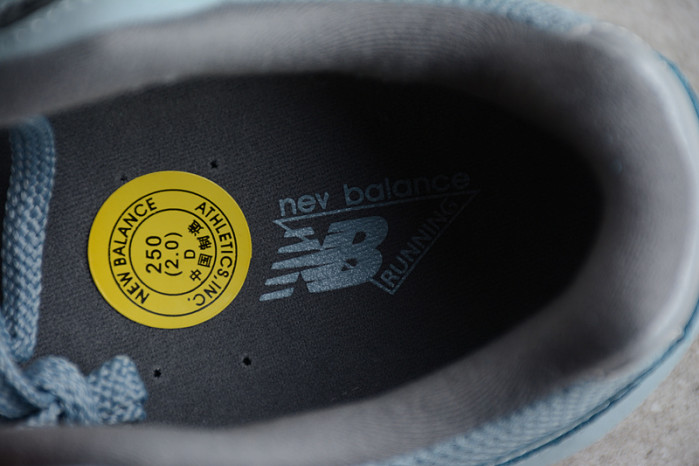 NEW BALANCE SNEAKER 008