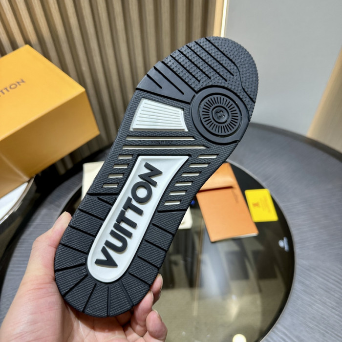 LV TRAINER SNEAKER LV-000573