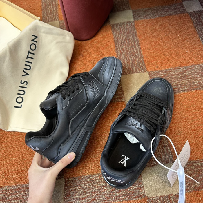 LV TRAINER SNEAKER LV-000586