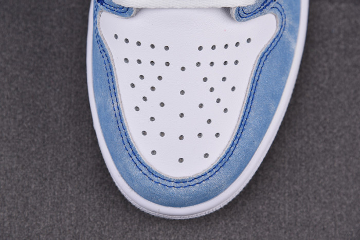 Air Jordan 1 High OG “Hyper Royal” 555088-402