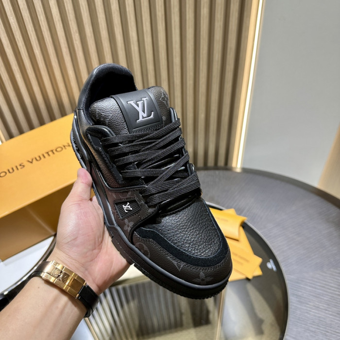 LV TRAINER SNEAKER LV-000571