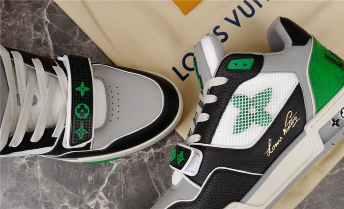 LV SNEAKER LV-000156