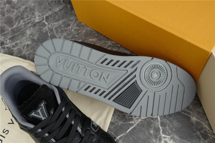 LV SNEAKER LV-000228