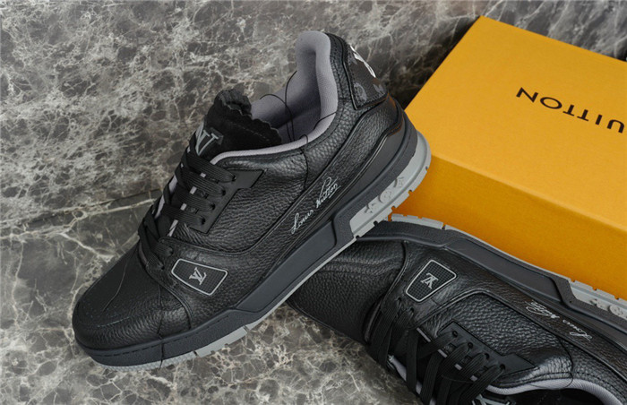 LV SNEAKER LV-000228