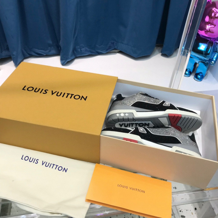 LV SNEAKER LV-000369