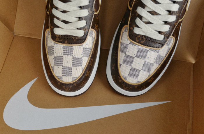 LV SNEAKER LV-000241