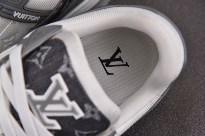 LV TRAINER SNEAKER LV-000576